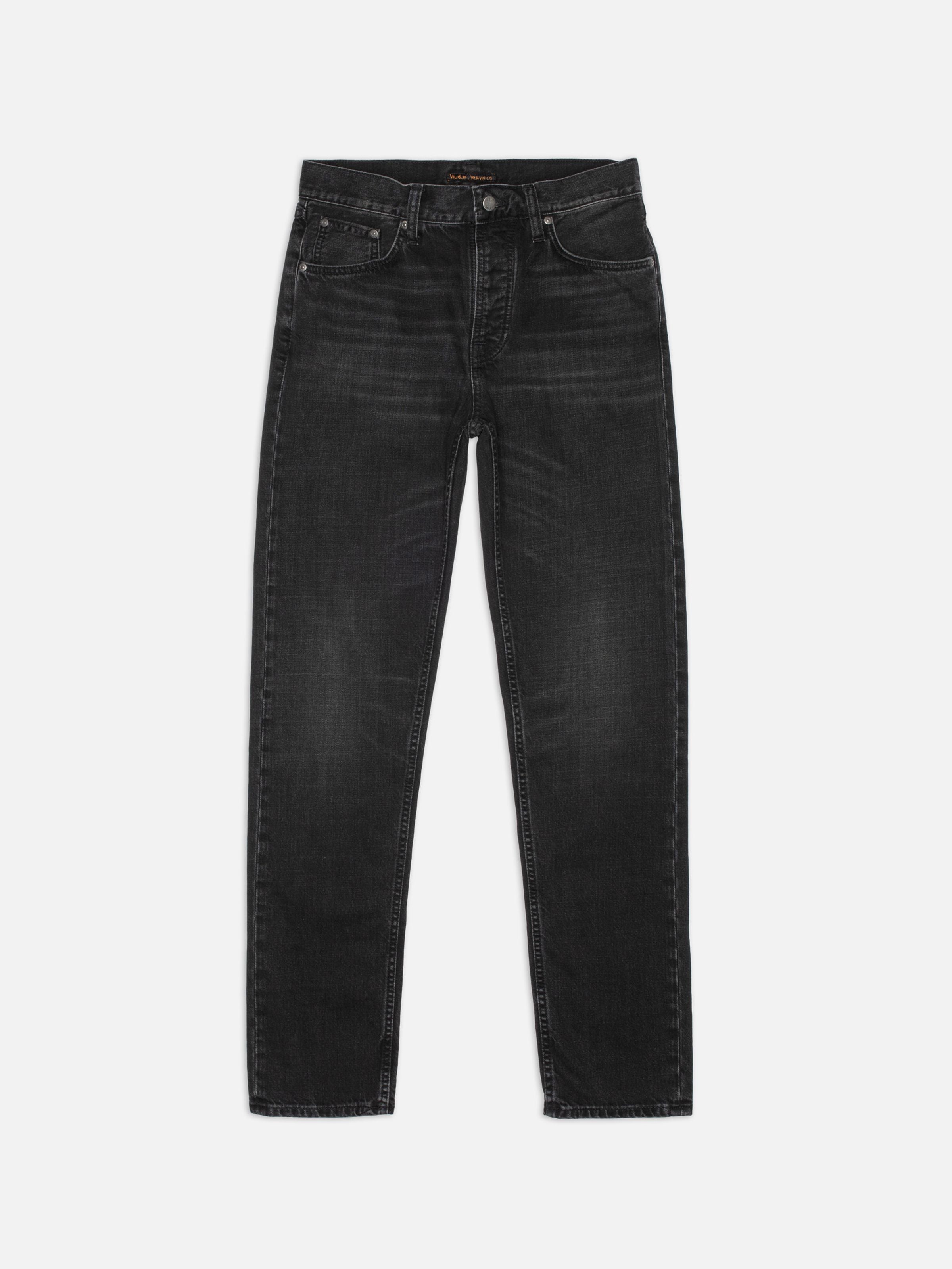 Nudie Jeans Steady Eddie II Black Fog, Regular Tapered Jeans aus Bio-Baumwolle, verwaschenes Schwarz, flach von vorne.