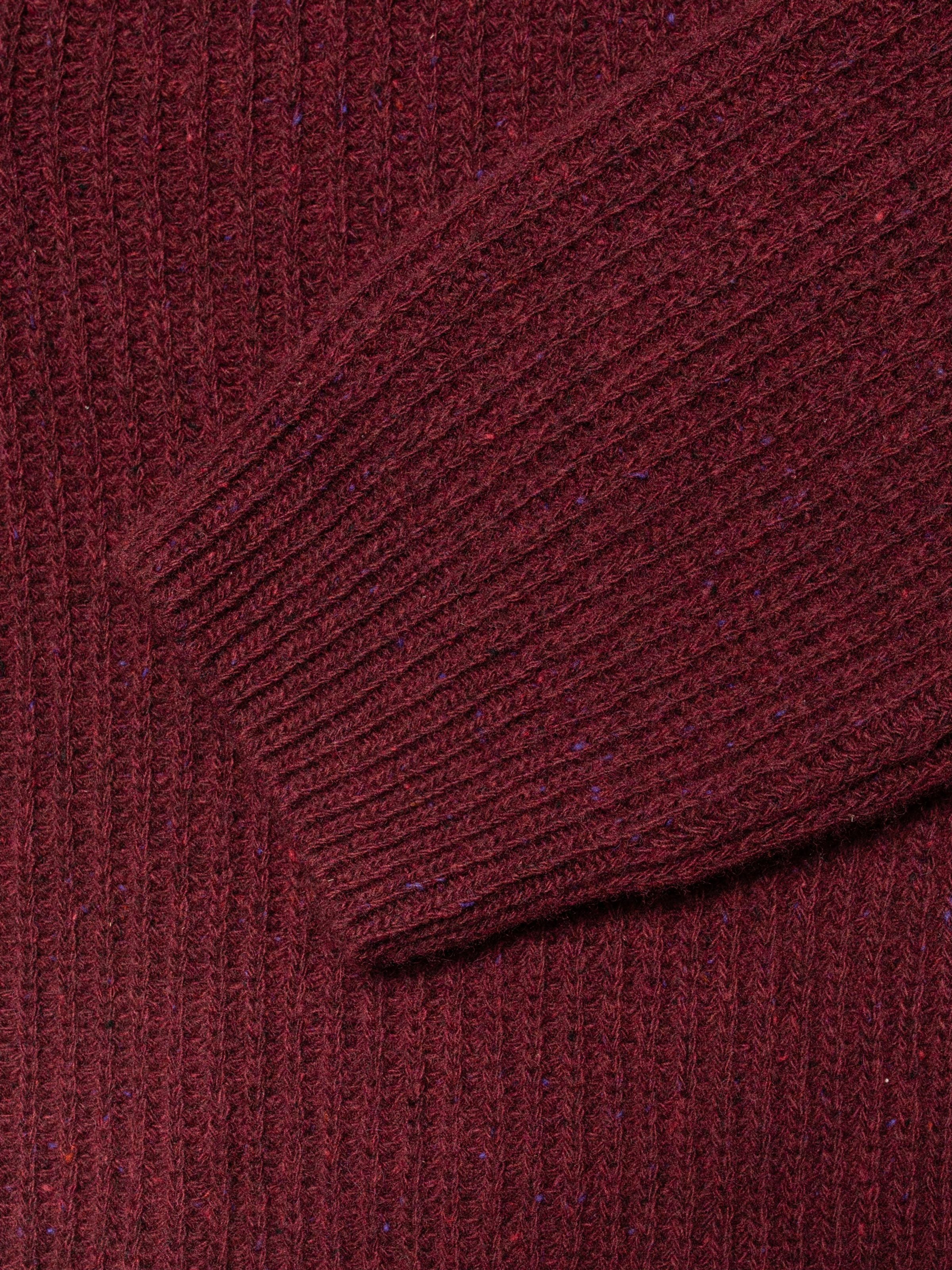 Nudie Jeans Ellen Cardigan Wool in Burgundy, Nahaufnahme der gerippten Bio-Wolle mit subtilen farbigen Neps.