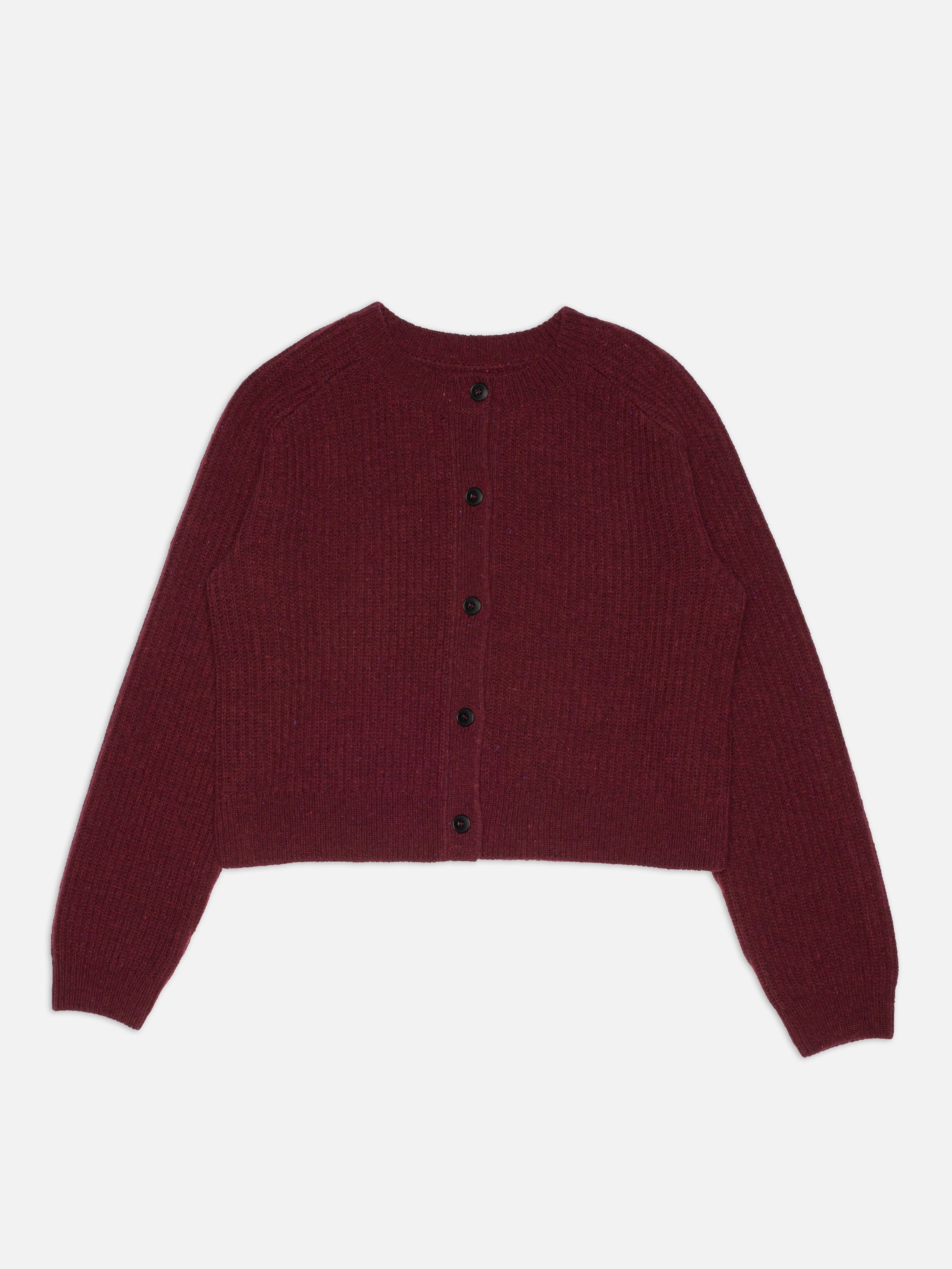 Nudie Jeans Ellen Cardigan Wool in Burgundy, GOTS-zertifizierter Bio-Woll-Cardigan mit Corozoknöpfen, flach liegend.