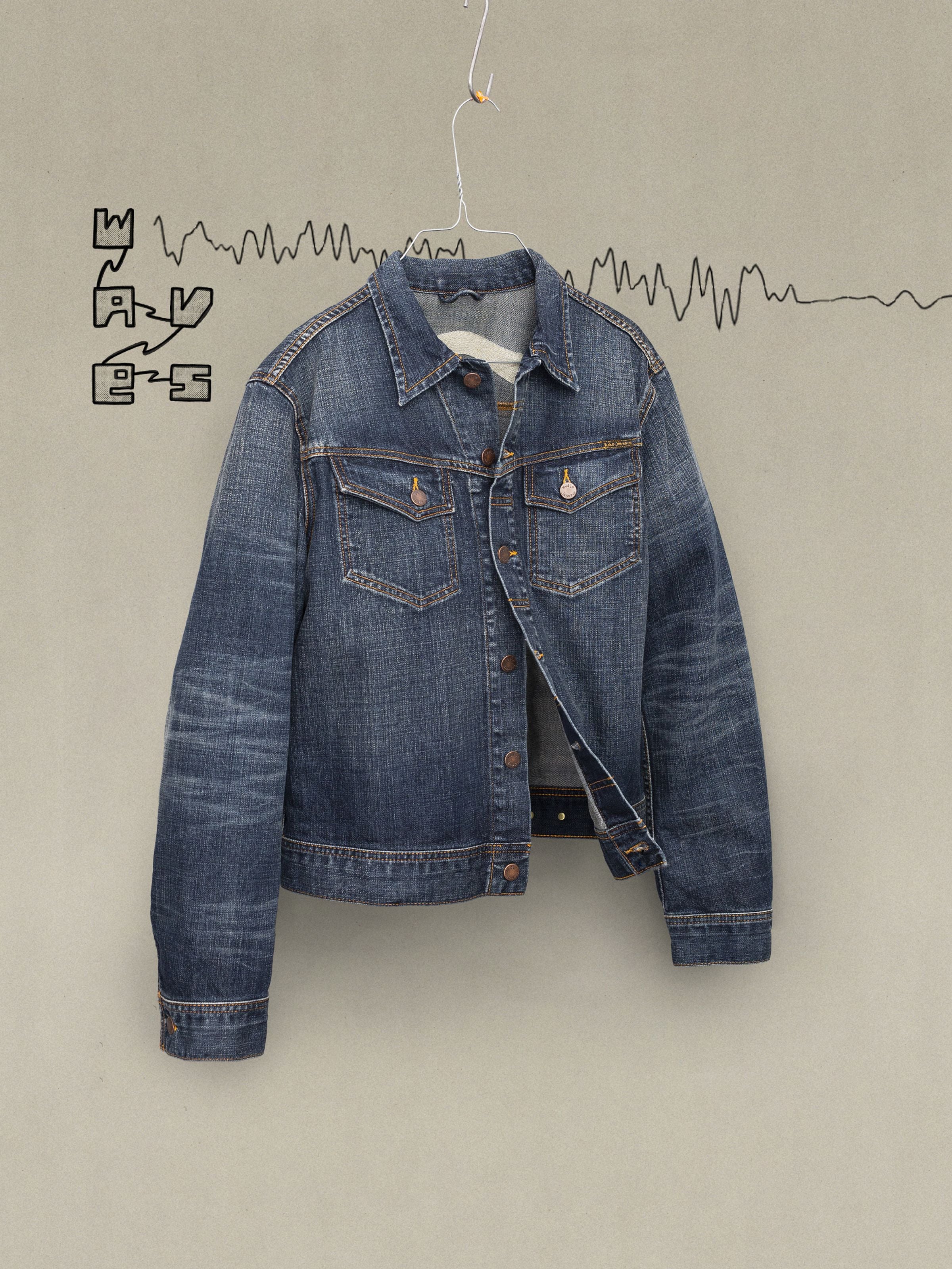 Nudie Jeans Conny Denim Jacket Big Wave, schmale Jeansjacke aus festem, mittelblauem Bio-Baumwoll-Denim, hängend.