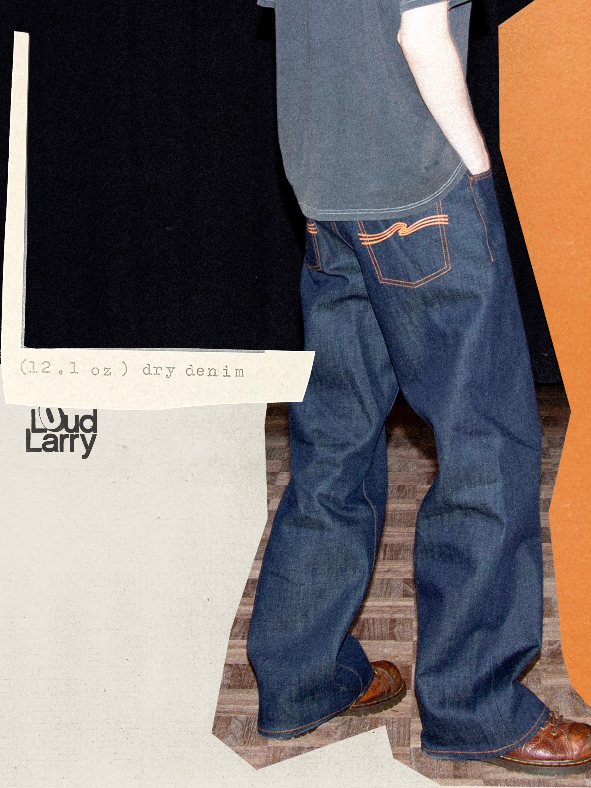 Nudie Jeans Loud Larry Dry Weird, lockere Dry Denim Jeans mit weitem Bein und orangenem Print auf der Gesäßtasche am Model.