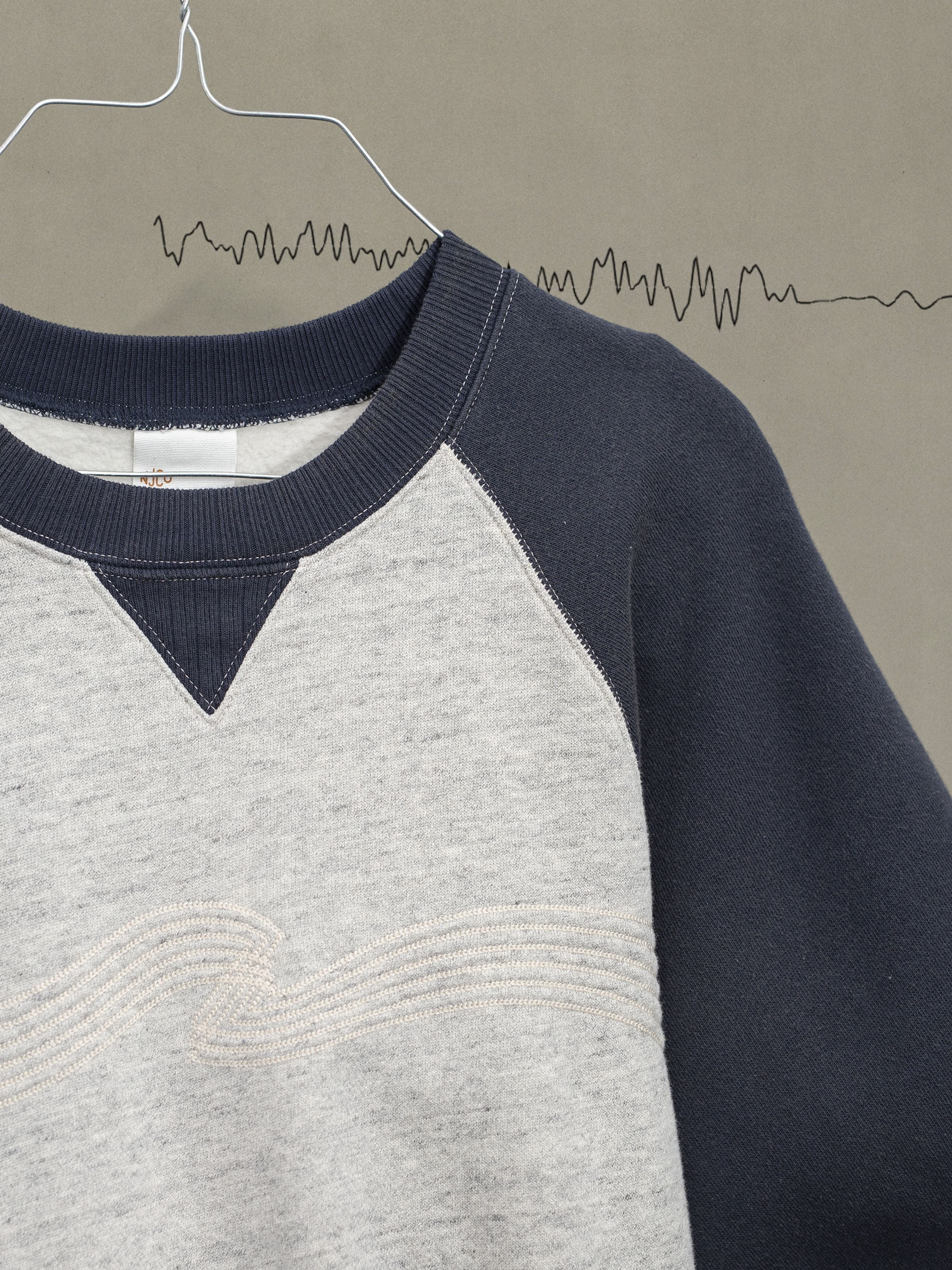 Nudie Jeans Kaj Short Sleeve Embo Wave Greymelange, organic cotton sweatshirt with contrasting raglan sleeves and embroidery.