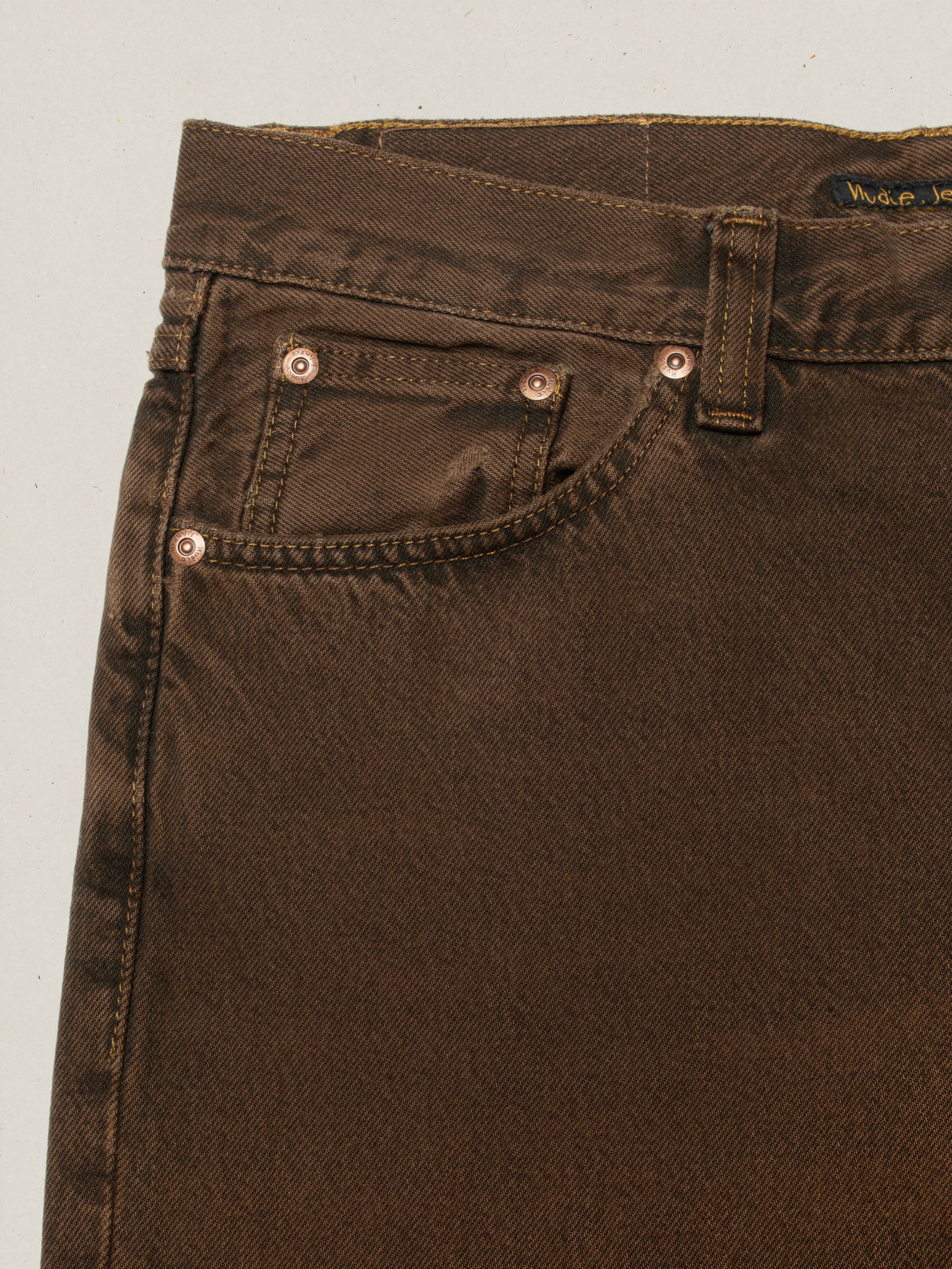 Nudie Jeans Steady Eddie II Espresso Lagha, close-up of the front pocket and copper rivets.