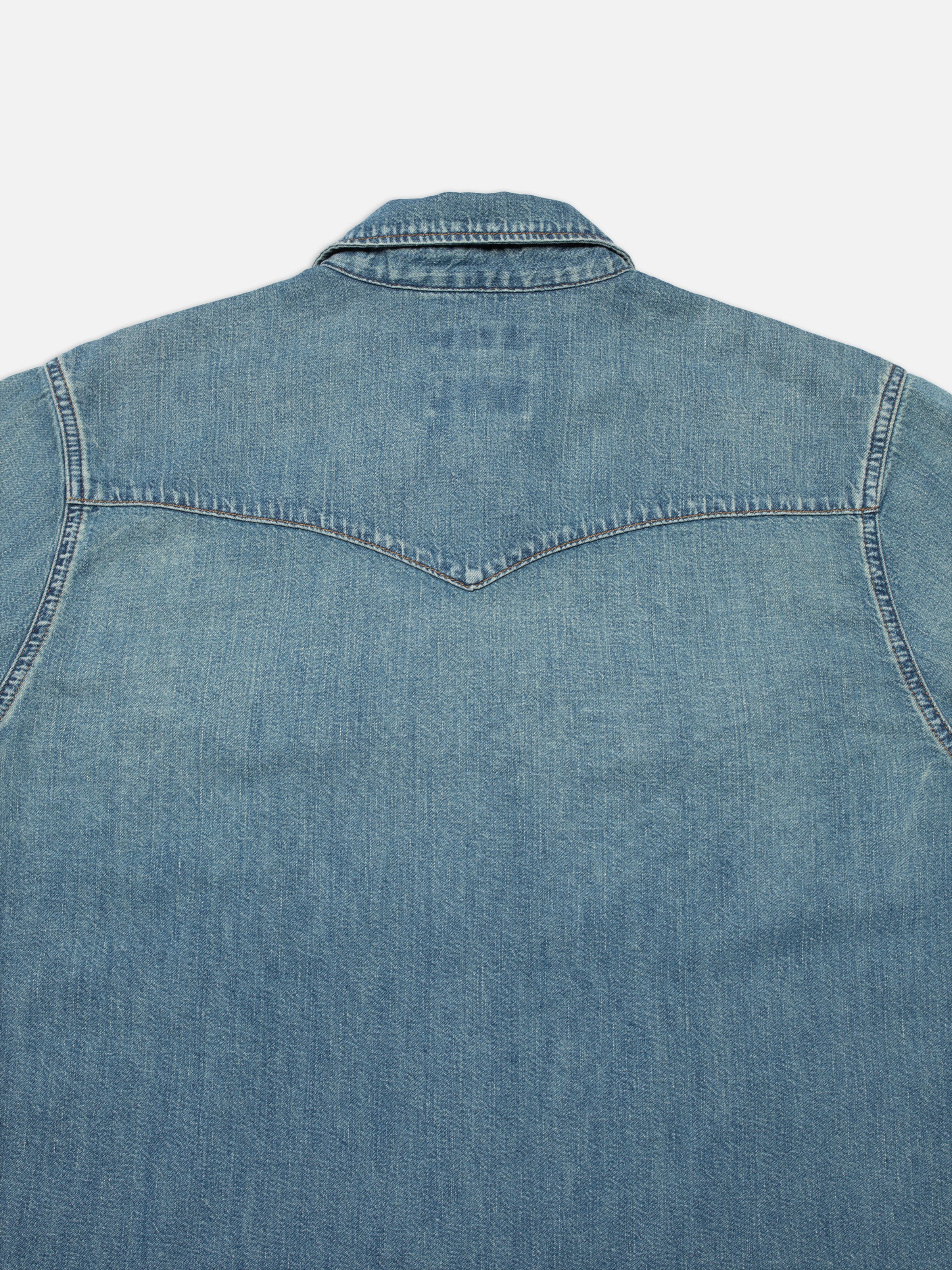 Nudie Jeans Gunnar Denim Shirt Clean Wash, men's denim shirt, close-up of the back showing the western-style yoke and collar.