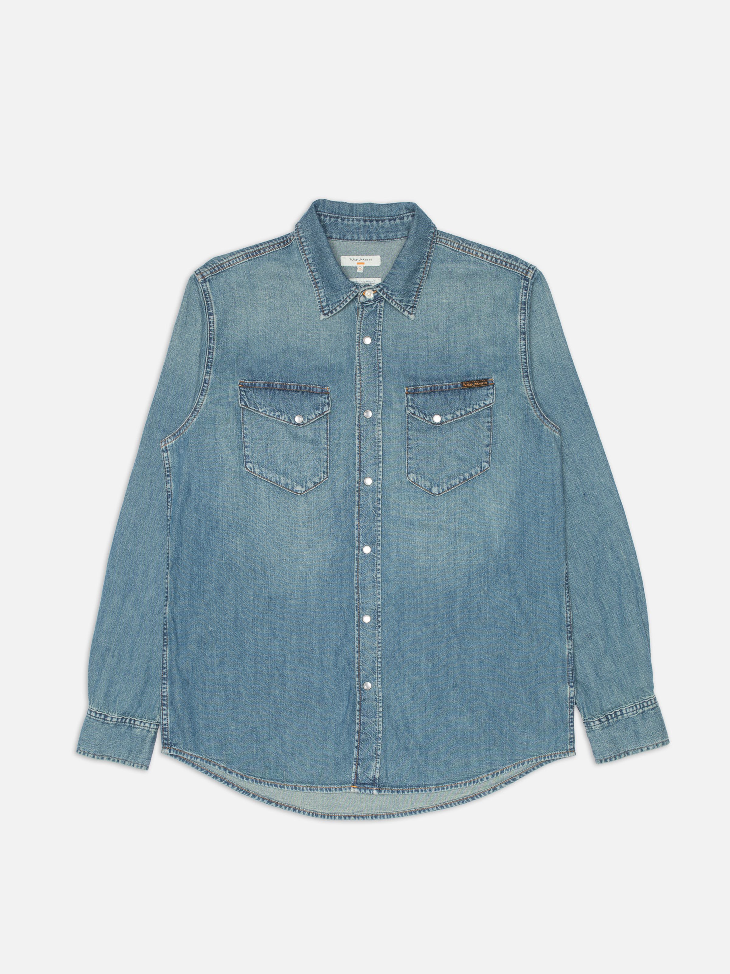 Nudie Jeans Gunnar Denim Shirt Clean Wash, Herren-Jeanshemd mit normaler Passform, flach liegend von vorne gezeigt.