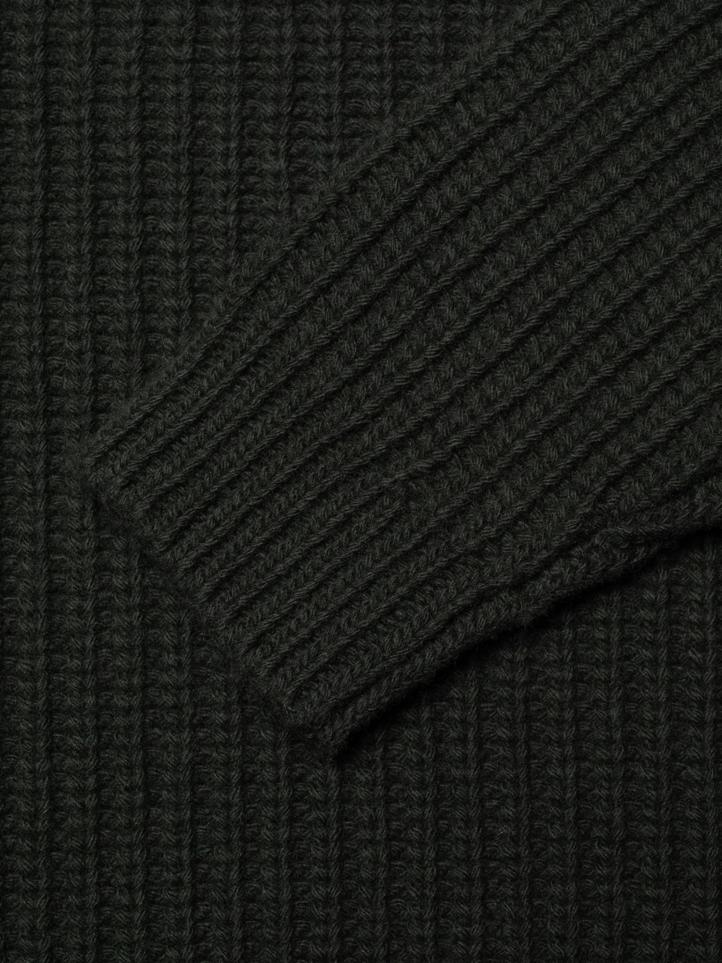 Nudie Jeans Gurra Sweater Chunky Knit in Racing Green, close-up of the thick organic wool fisherman's rib texture.