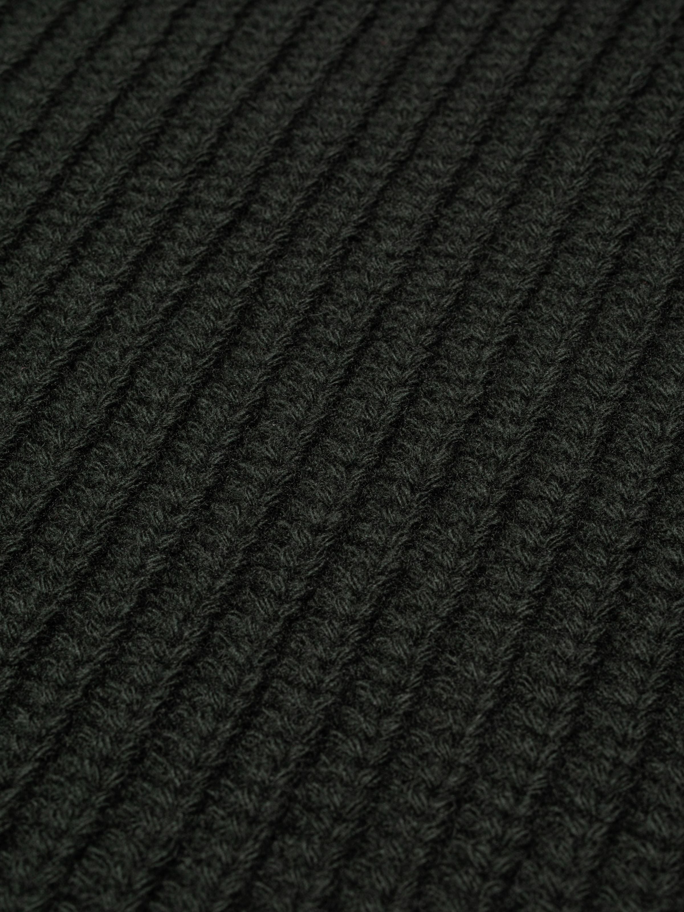 Nudie Jeans Gurra Sweater Chunky Knit in Racing Green, close-up of the organic wool fabric and fisherman's rib stitch.