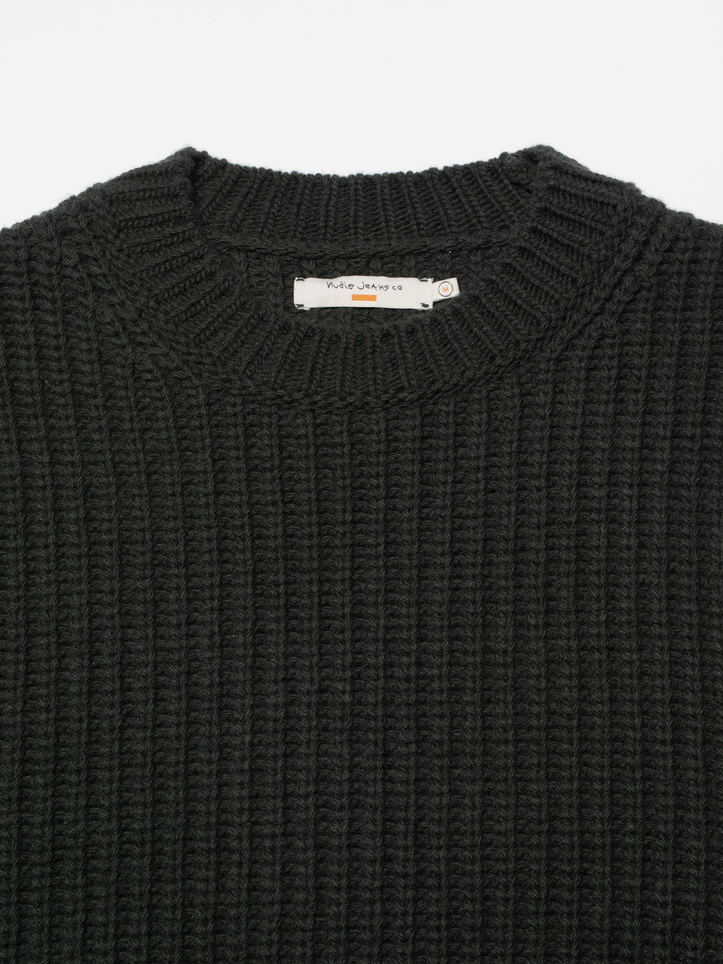 Nudie Jeans Gurra Sweater Chunky Knit in Racing Green, close-up of the ribbed wool neckline and brand label.