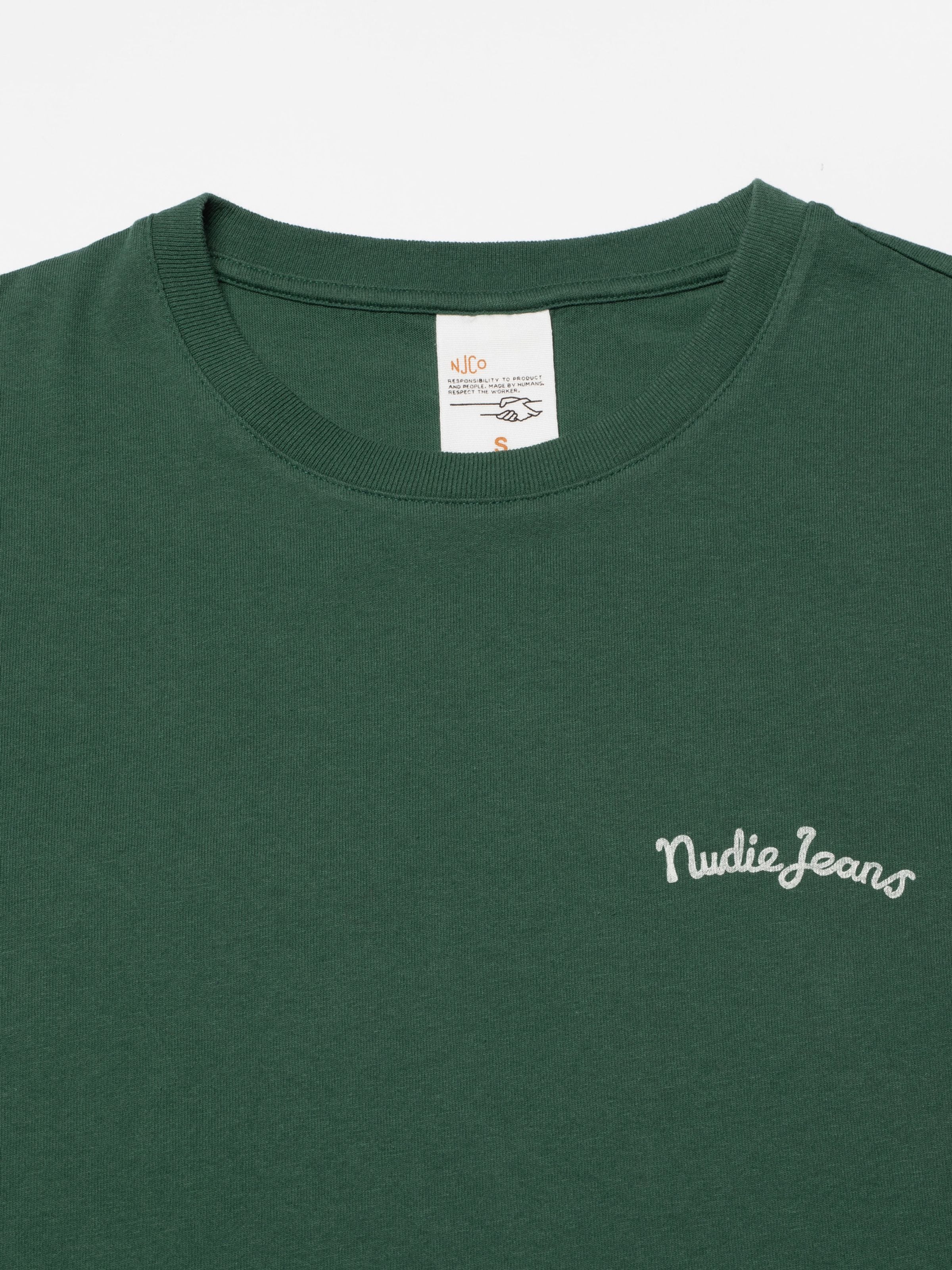Nudie Jeans Frankie T-Shirt, Nahaufnahme des grünen Rundhalsausschnitts und des Logo-Brustprints.