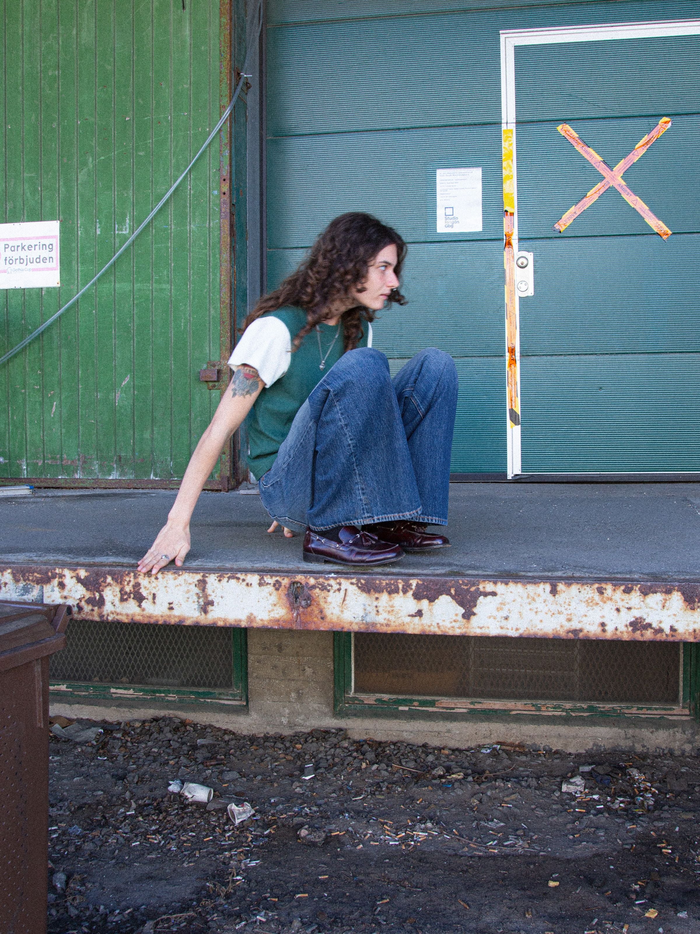 Nudie Jeans Sonic Sue Blue Poem, women's loose fit jeans, worn outdoors in a lifestyle setting.