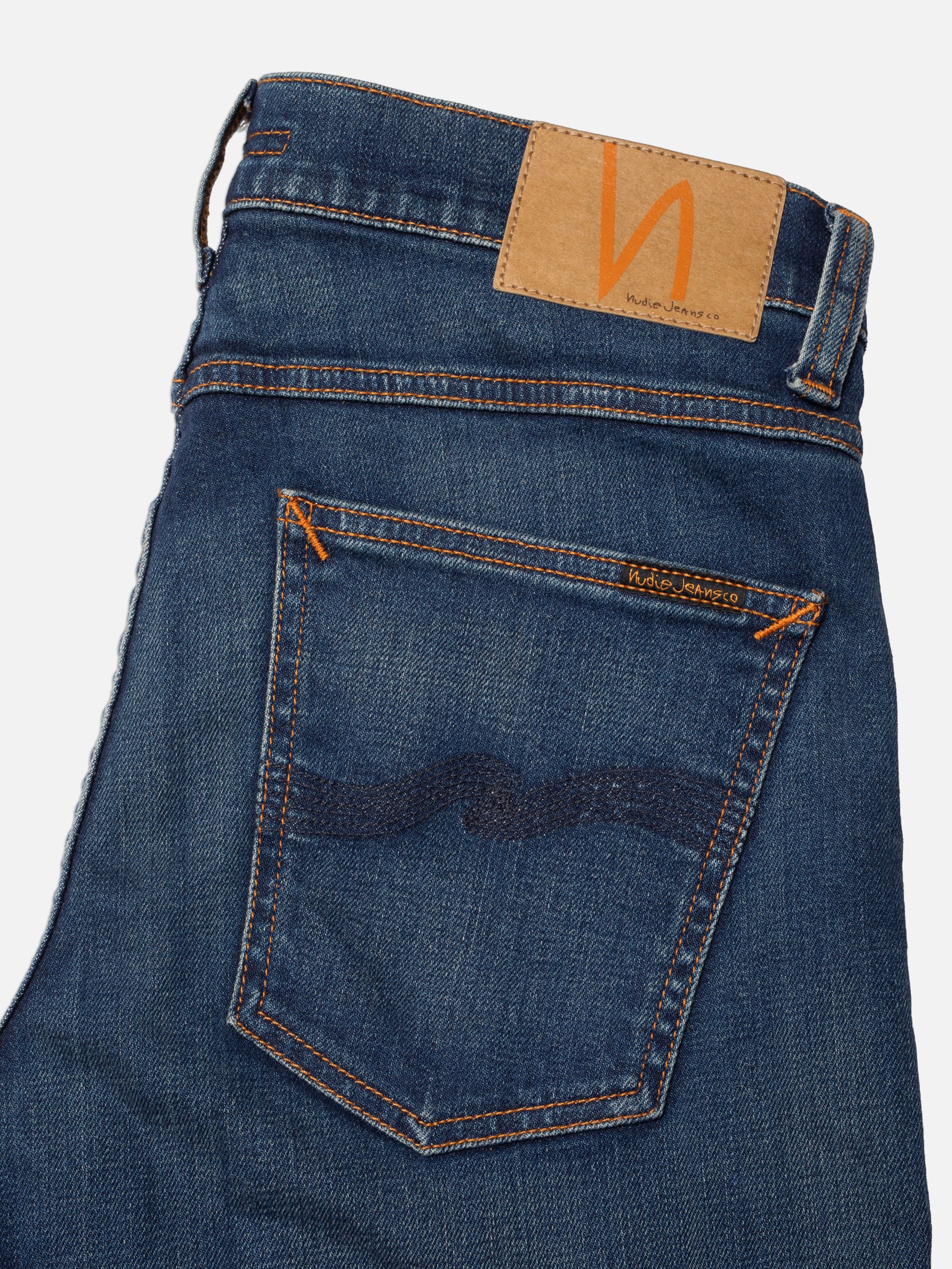 Nudie Jeans Lean Dean Blue Typhoon, Herrenjeans mit schmaler Passform, Nahaufnahme der Gesäßtasche und des Jacron-Patches.