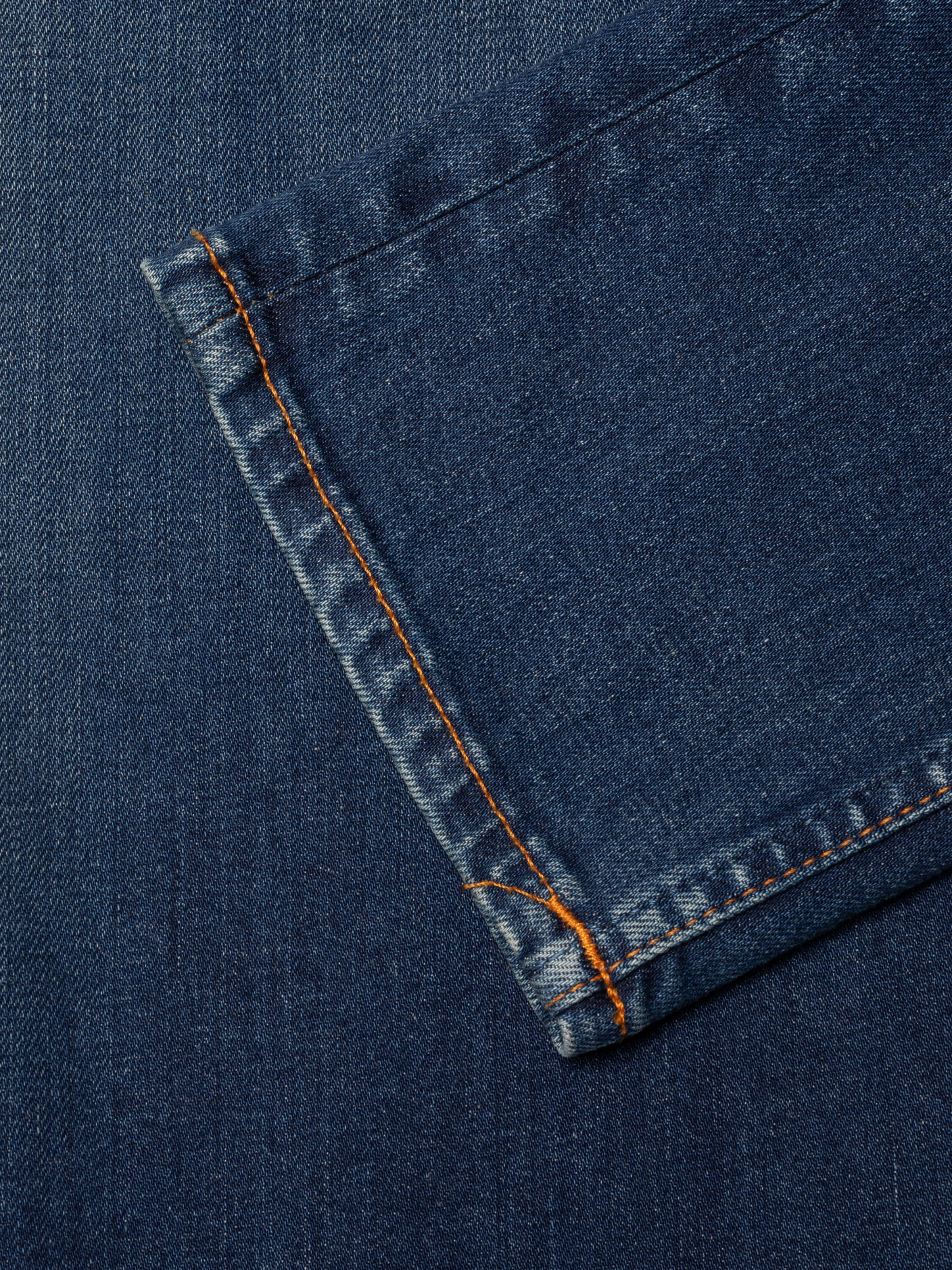 Nudie Jeans Lean Dean Blue Typhoon, Herrenjeans, Nahaufnahme des Saums und der blauen Denim-Textur.