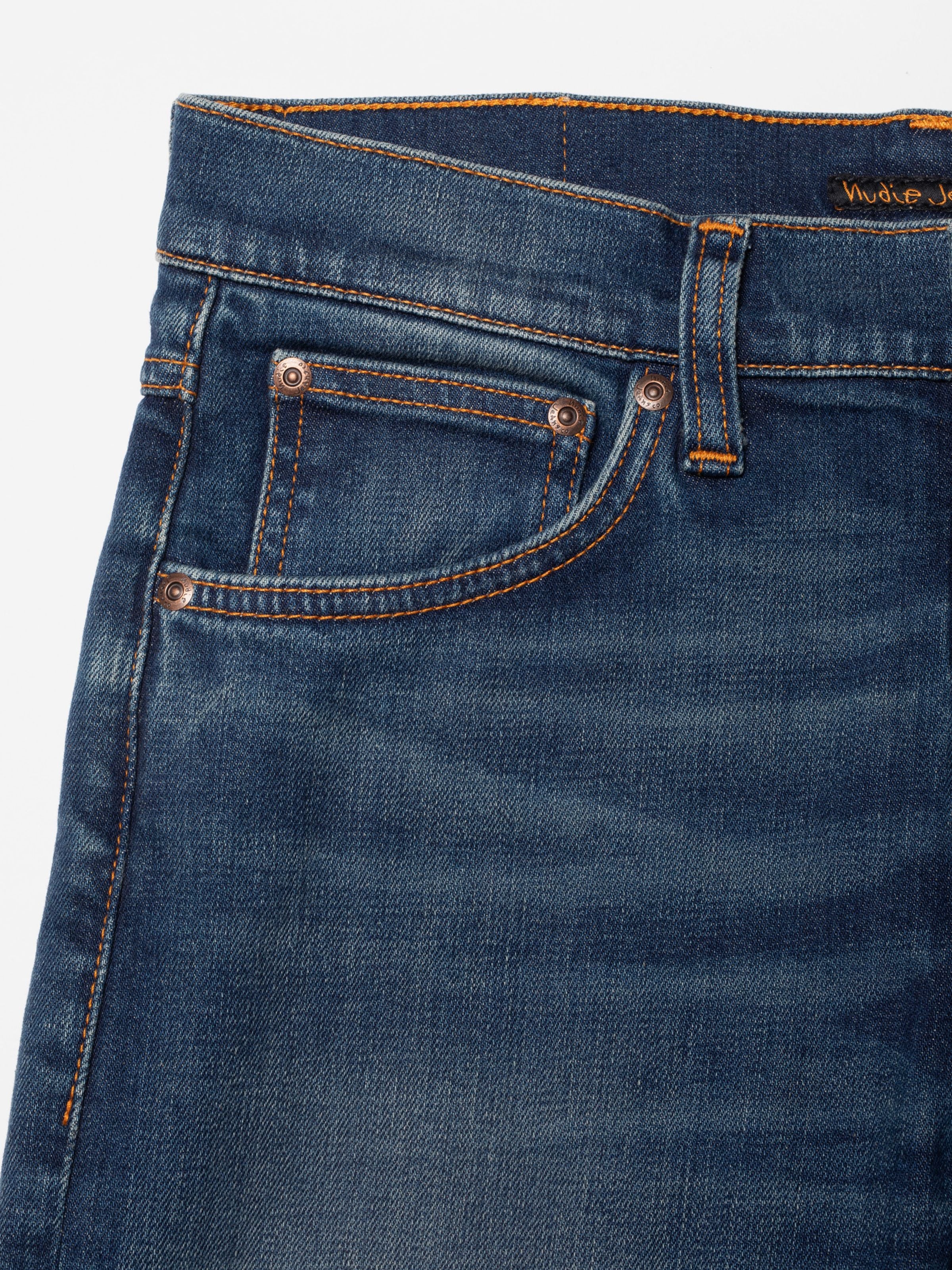 Nudie Jeans Lean Dean Blue Typhoon, schmale Passform, Nahaufnahme der Vordertasche mit Kupferdetails und Waschung.