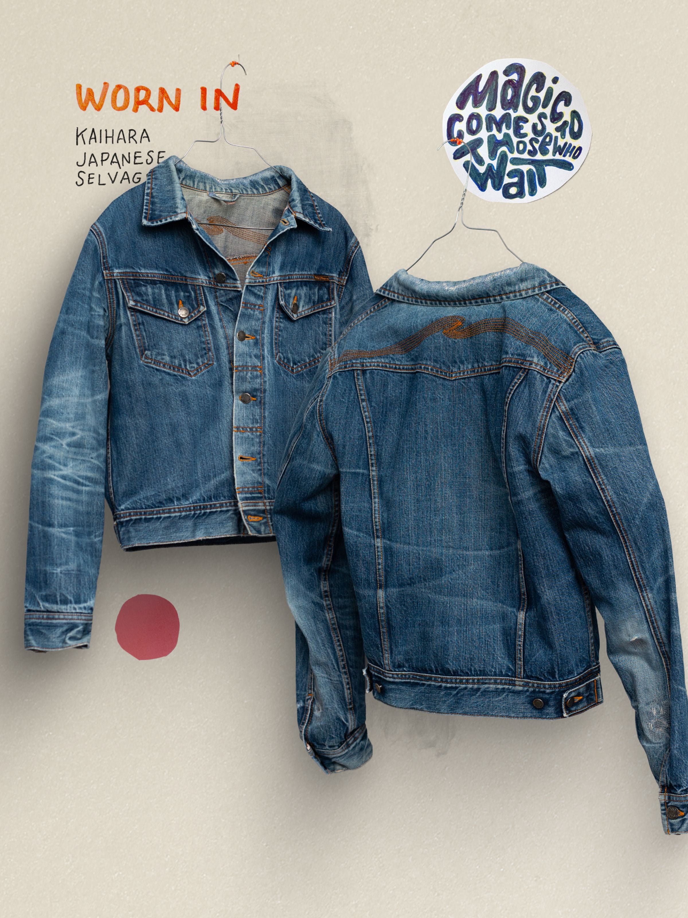 Nudie Jeans Conny Denim Jacket Dry Selvage, Vorder- und Rückansicht an einem neutralen Hintergrund hängend.