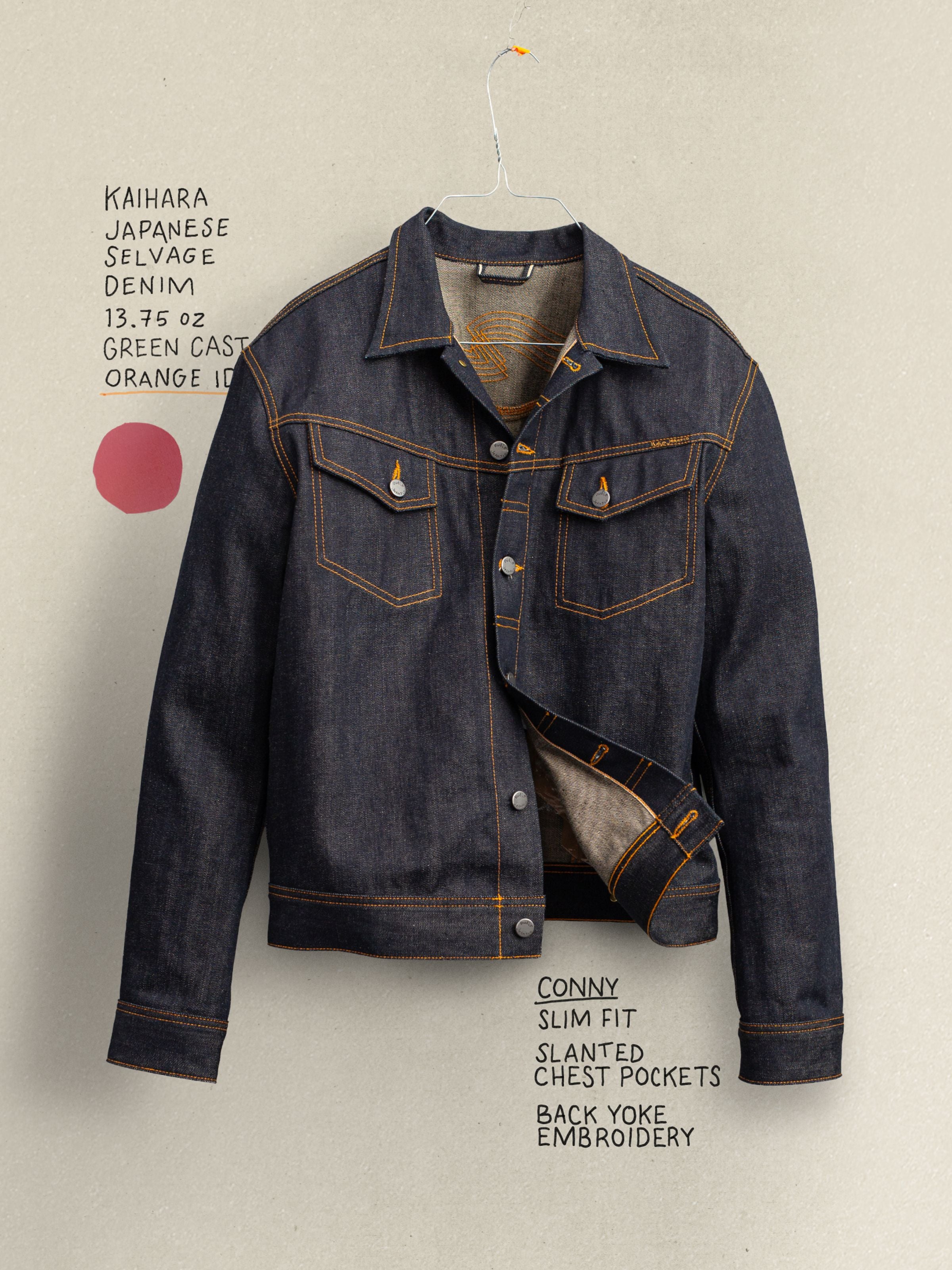 Nudie Jeans Conny Denim Jacket Dry Selvage, schmale Jeansjacke aus Indigo-Selvedge-Denim in einer flachen Ansicht gezeigt.