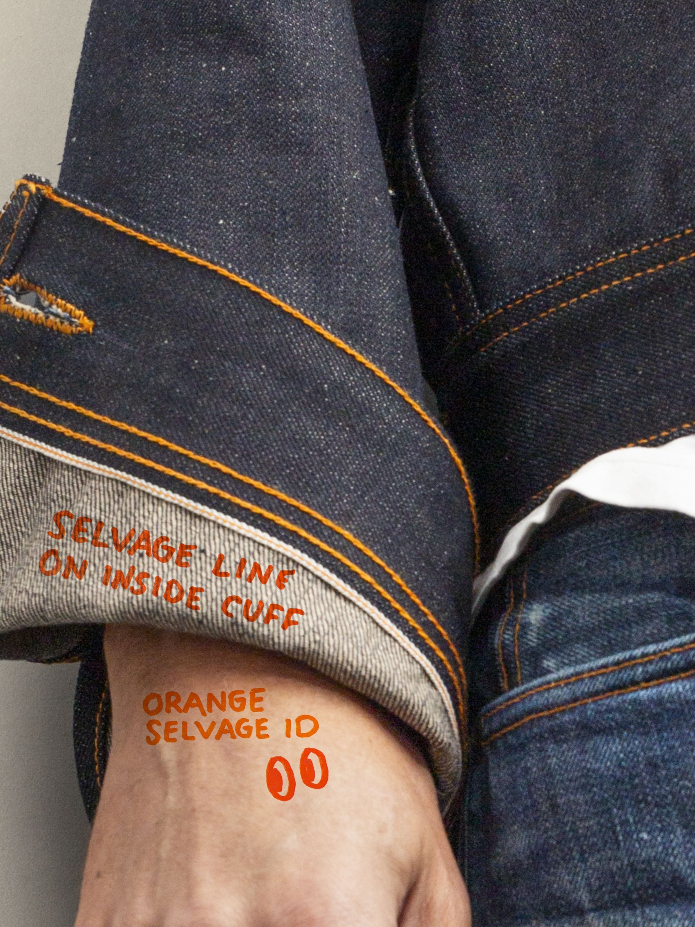 Nudie Jeans Conny Denim Jacket Dry Selvage, Nahaufnahme der Bio-Baumwoll-Selvedge-Denim-Textur und orangefarbener Nähte.